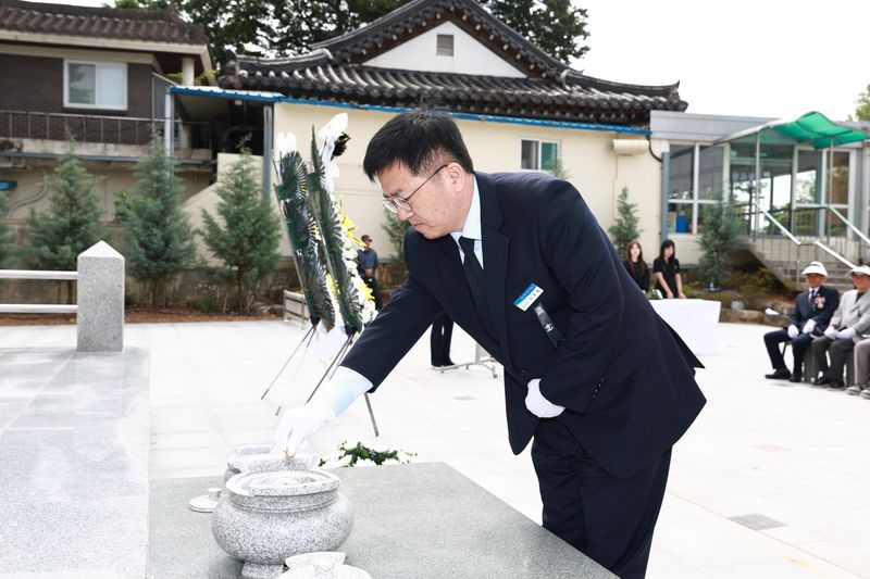 사진설명 = 이호범 화순부군수 충혼탑 분향