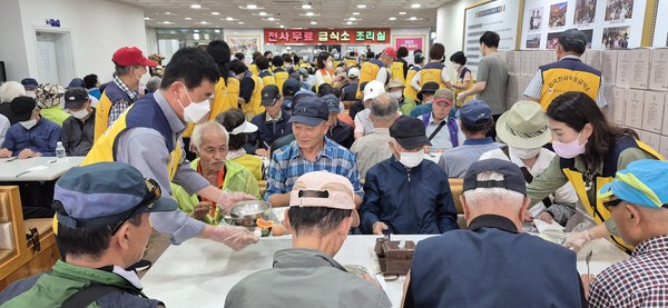 사진설명 9일 오전 광주 북구 두암동 전국천사무료급식소에서 혼밥의 외로움을 달래며 이웃과 함께 식사를 해결하는 어르신들의 웃음이 넘쳐난다.  출처 : 광주타임즈(http://www.gjtnews.com)