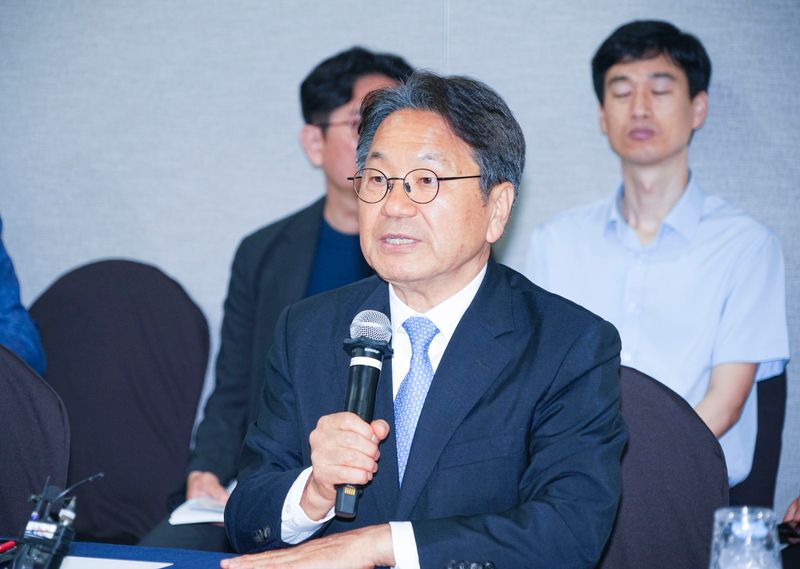 사진설명 = 강기정 광주광역시장이 10일 서울 여의도 국회 소통관에서 정진욱·전진숙 국회의원 등과 기자회견을 열고 공공배달앱 활성화를 위한 지자체 국비 지원 등을 촉구했다. /광주광역시 제공