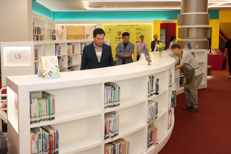 사진설명 = 의정부 영어도서관을 둘러보고 있는 김산 군수