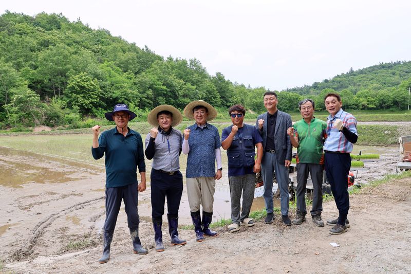 사진설명 = 장흥군수, 모내기일손돕기