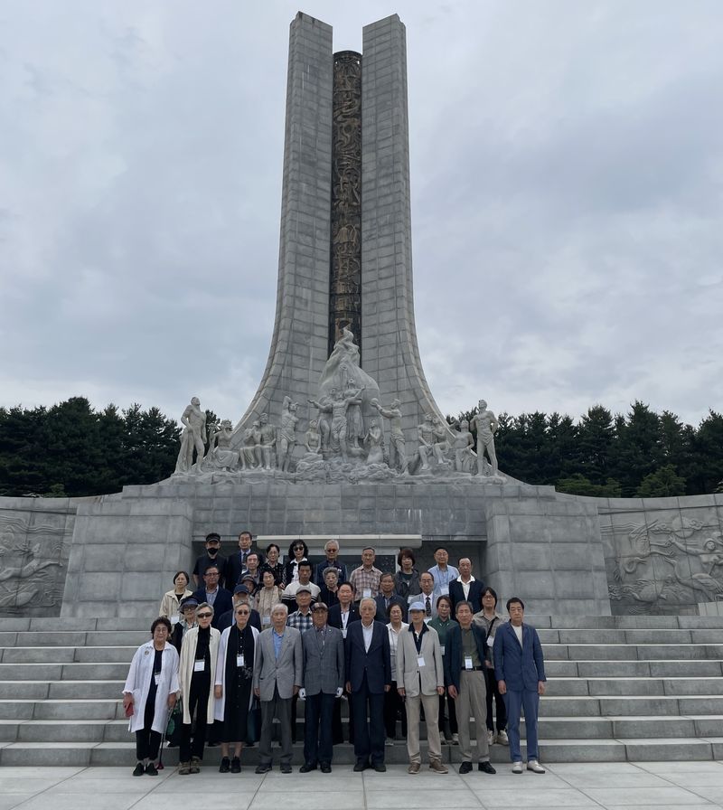 사진설명 = 광주광역시교육청학생독립운동기념회관은 13일 사단법인 광주학생독립운동동지회 회원 40여명과 함께 국립대전현충원을 방문해 참배에 앞서 현충문 앞에서 기념사진을 찍고 있다/광주시교육청 제공