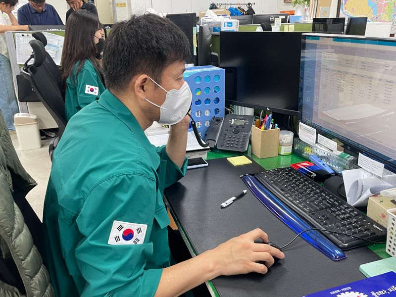 사진설명 =광주 광산구 어룡동이 금호타이어 광주공장 화재에 따른 통합 돌봄 대상자들에게 유선 상담을 하고 있다.