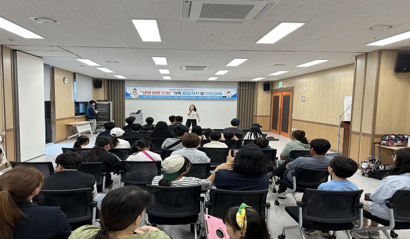 사진설명 = 응급처치와 안전교육 진행하고 있는 무안군 드림스타트