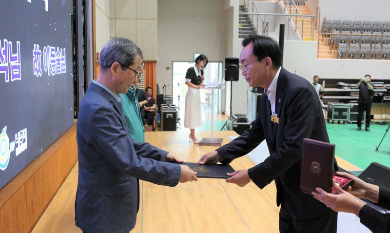 사진설명 = 윤병태 나주시장이 무공훈장 전수식을 하고 있다. (사진제공-나주시)