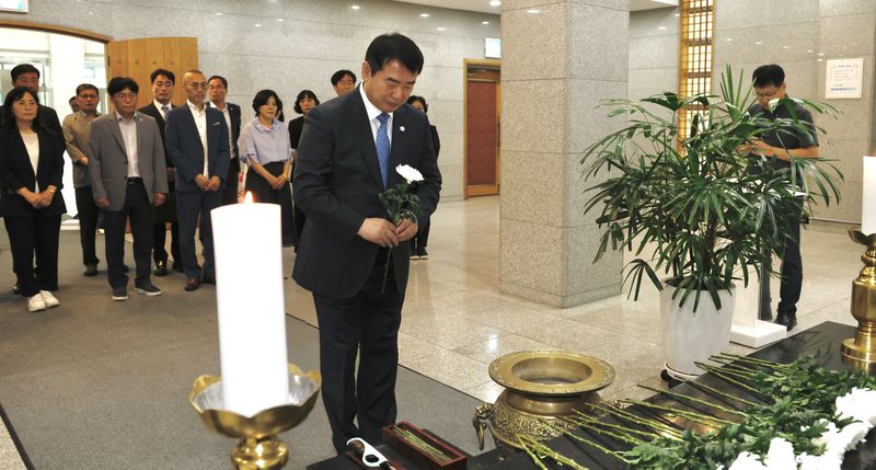 사진설명 =이정선 교육감과 간부들은 17일 광주학생독립운동기념회관 회의실에서 열린 ‘6월 기관장 회의’ 이후 회관 1층에 마련된 참배실을 찾아 순국선열들의 넋을 기리고 추모하는 시간을 가졌다./광주시교육청 제공