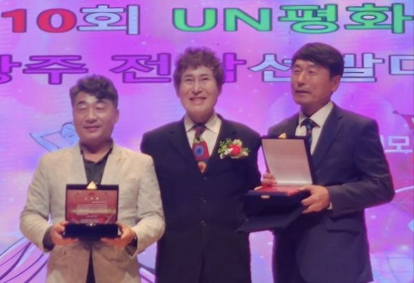 사진설명 = 국제모델총연합회 김종훈 회장이 김옥수 서구의원과 정창우 남구의원에게 감사패 수여 후 기념 촬영