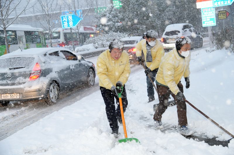 사진설명 = 전직원 제설작업 비상소집 사진