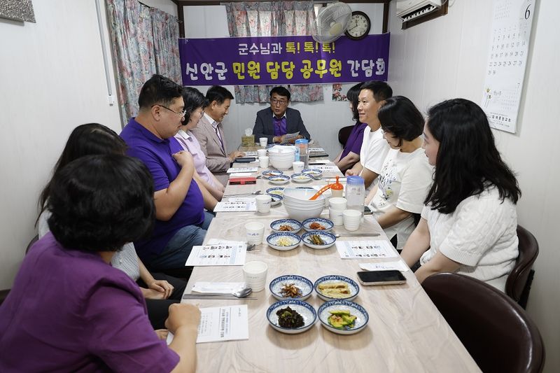 사진설명 = 신안군수 권한대행, 민원 담당 공무원과의 소통 간담회 개최