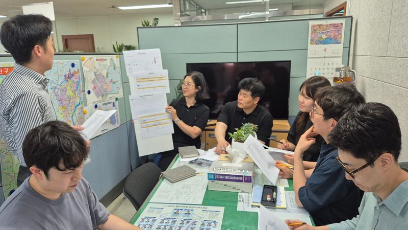 사진설명 = 광산구 건축직 공무원으로 구성된 건축 AI 동아리가 플랫폼 개발을 위한 회의를 하고 있다.