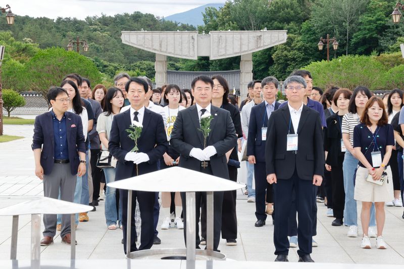 사진설명  = 이정선 광주광역시교육감(맨 앞줄 가운데)이 20일 전국 국립사범대부설중·고연합회 김정근 회장(맨 앞줄 왼쪽), 현석룡 전남대부설고 교장(맨 앞줄 오른쪽) , 전국 국립사범대부설중·고연합회 교사 등과 함께 국립5·18민주묘지를 참배하고 있다./광주광역시교육청 제공