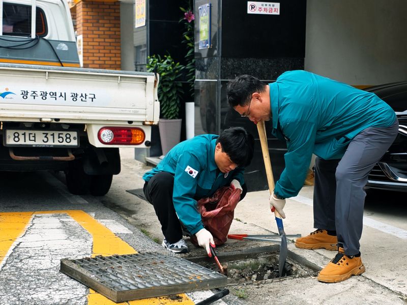 사진설명 =광산구가 20일 송정1동에서 장마철을 대비해 빗물받이를 점검하고 있다.