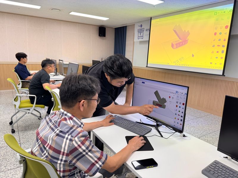 사진설명 = 무안군 메이커스페이스에서 열린 교사 대상 3D프린터 장비 교육