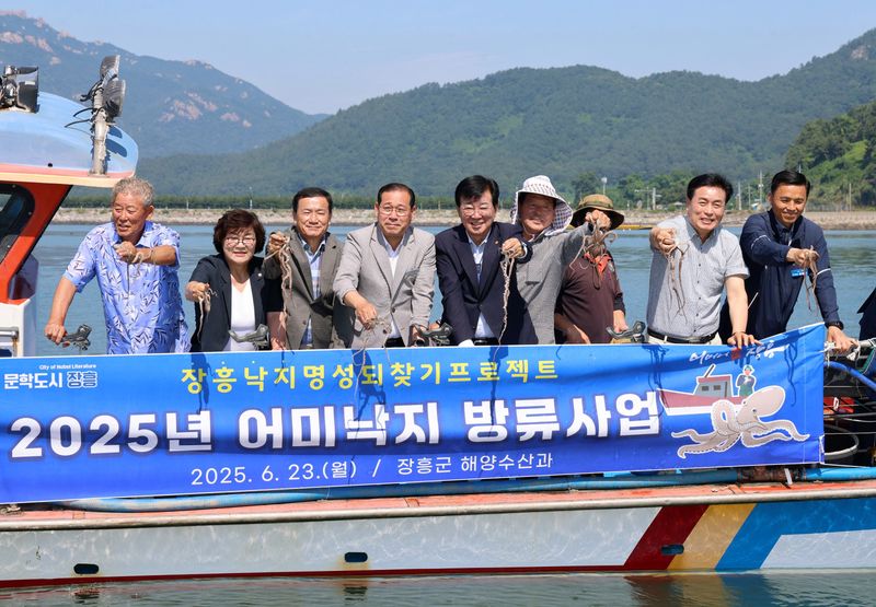 사진설명 = 장흥군, 어미낙지 방류