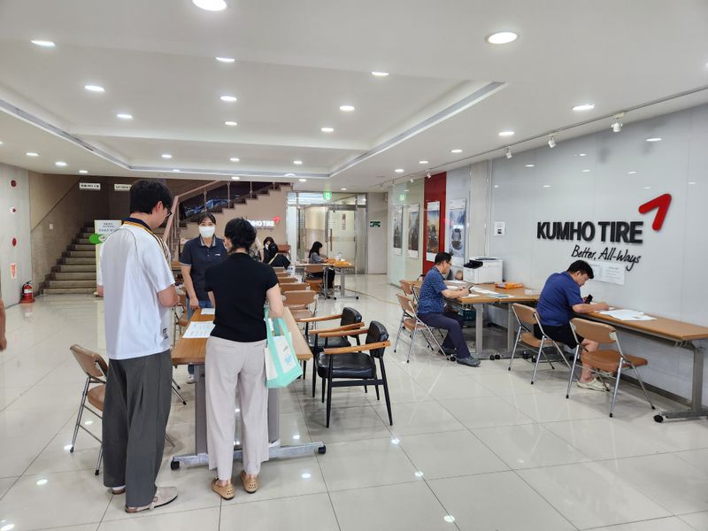 사진설명 = 24일 오후, 금호타이어 광주공장 복지동에서 시민들이 보상 접수 진행