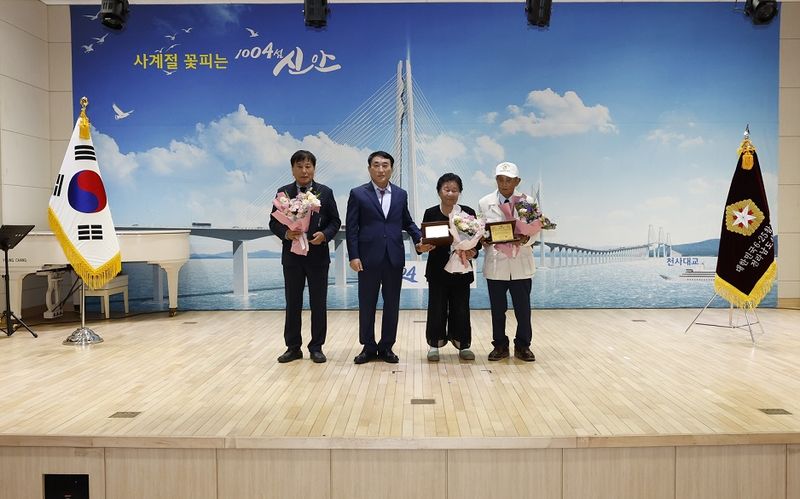 사진설명 = 25일, 6.25전쟁 제75주년 기념식을 맞아 신안군수 권한대행 김대인 부군수와 유공자 표창 수상자들이 단체 사진을 촬영하고 있다.