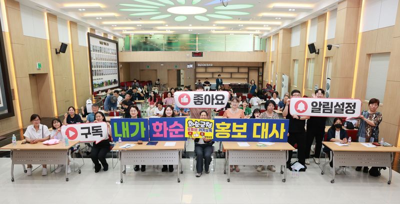 사진설명 = 군민과 함께하는 유튜브 쇼츠 교육 기념사진(가운데 박다원 대표) 