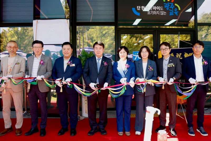 사진설명 = 이정선 광주시교육감(왼쪽부터 4번째)가 30일 하남 3지구에 위치한 광산교육지원센터의 개소식에서 시의원, 광산구의회 의장 등 내빈과 함께 테이프 커팅을 하고 있고 있다. / 광주광역시교육청 제공