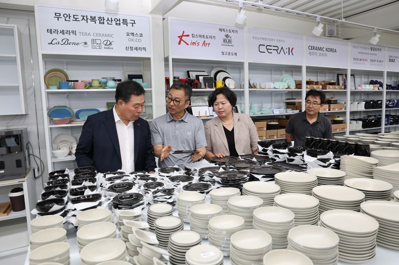 사진설명 = 네오세라믹 2공장 도자상품 설명을 듣는 모습