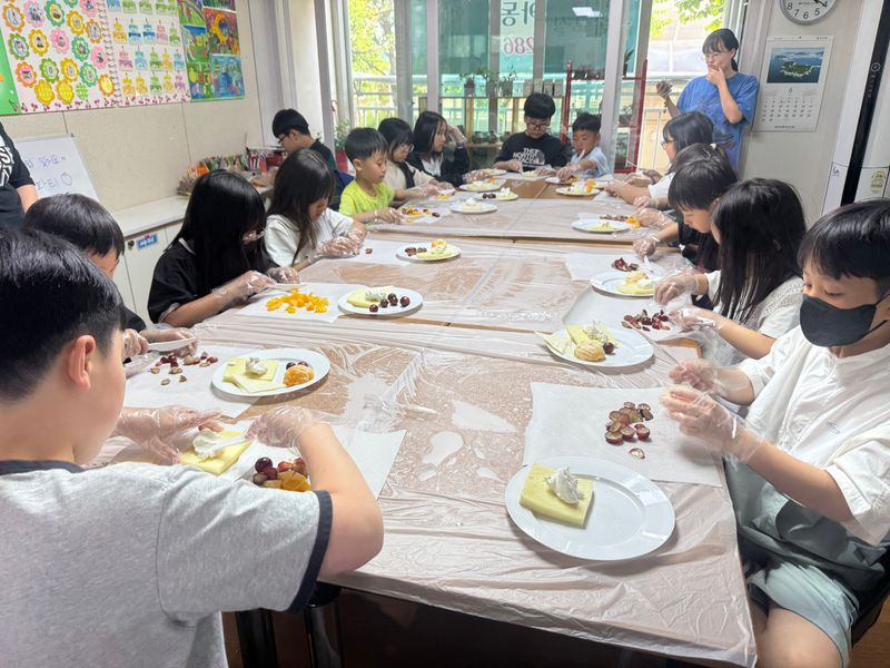 사진설명 = 영양교육과 요리 교실을 체험하는 아동센터어린이들 모습