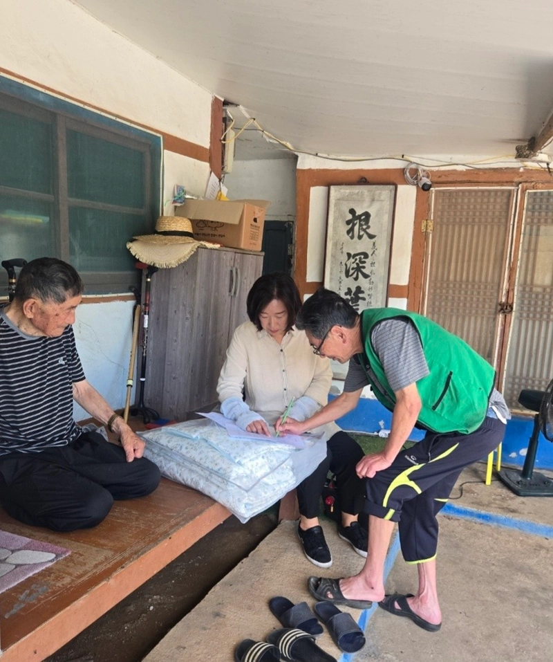 사진설명 = 냉감이불세트를 전달받은 취약계층 가정