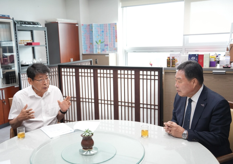 사진설명 = 국회를 방문해 서삼석 국회의원(왼쪽)에게 사업을 설명하고 있는 김산 군수(오른쪽)