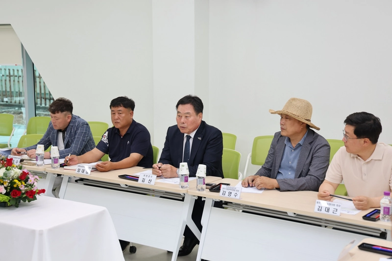 사진설명 = 간담회에서 발언하고 있는 김산 군수
