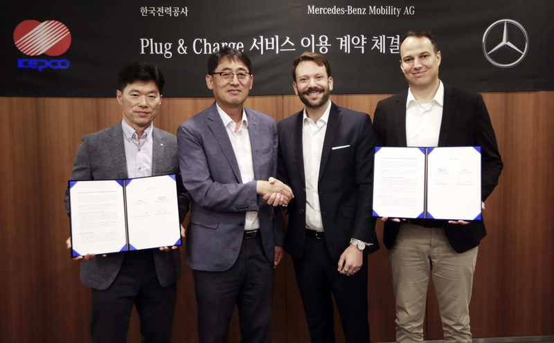 사진설명 = (사진 왼쪽부터) 한전 EVC 장근철 사업부장, 한전 에너지신사업처 이상원 처장, ‘메르세데스-벤츠 모빌리티 AG’ 아시아 및 호주 지역 공공 충전 서비스 부문 총괄 에릭 아우프리히트 상무, ‘메르세데스-벤츠 코리아 제품, 마케팅 및 디지털 비즈니스’ 부문 총괄 킬리안 텔렌 부사장