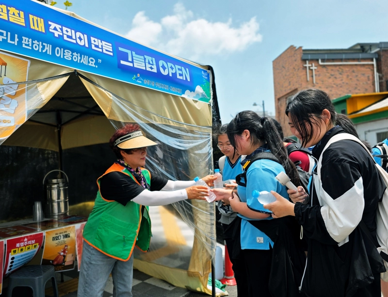 사진설명 = 송정1동 접이식 그늘막, 이동형 그늘쉼터 운영 사진