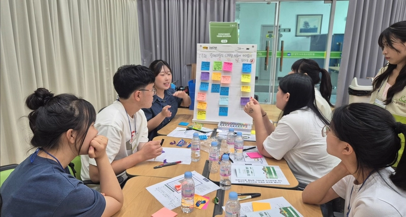 사진설명 = 광주시교육청이 지난 5일 광주시교육청교육연수원에서 진행한 ‘학생회 자치활동 역량강화 워크숍(연합캠프)’에서 학생들이 아동 관련 사회문제에 대해 논의하고 있다. / 광주광역시교육청 제공