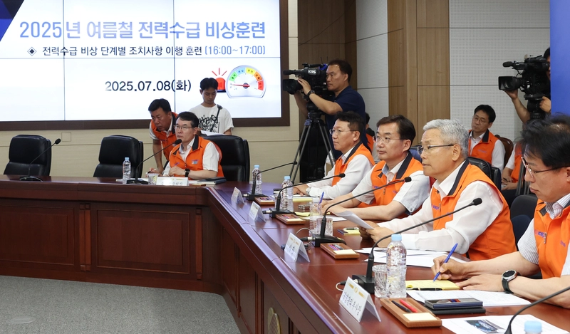 사진설명 = 훈련을 주재하는 한전 김동철 사장(오른쪽에서 두번째)
