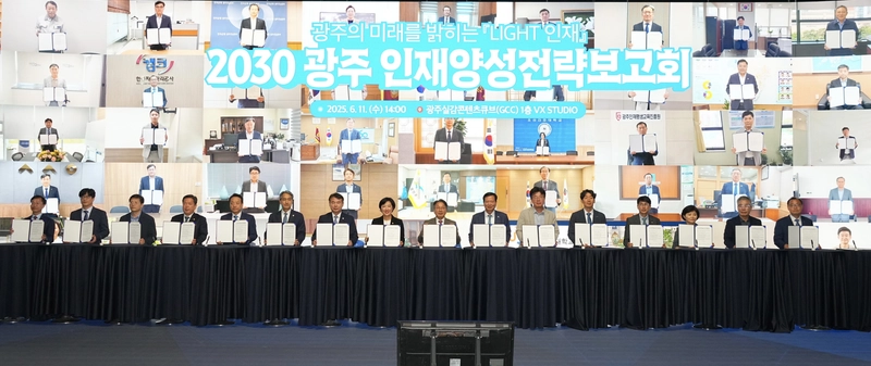 사진설명 = 강기정 광주광역시장이 지난해 11월26일 오후 서구 김대중컨벤션센터에서 열린 ‘광주인공지능사관학교 5기 성과공유회 및 수료식’에 참석해 교육생들과 기념촬영을 하고 있다./광주광역시 제공