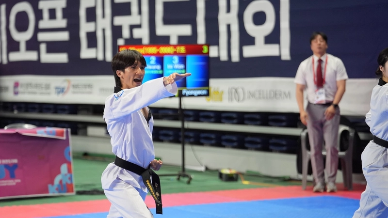 사진설명 = 지난 5일 부산광역시 기장실내체육관에서 진행된 ‘2025 김운용컵 국제오픈태권도대회’에 참가한 신천지 태권도 대표팀 임원택 선수가 품새 경기에서 고려품새를 시연하고 있다.