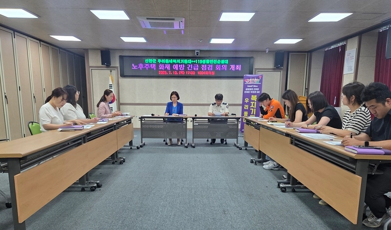 사진설명 = 10일, 신안군과 신안소방서가 화재 취약 가구 안전 강화를 위한 회의를 열고 협업 방안을 논의하고 있다.