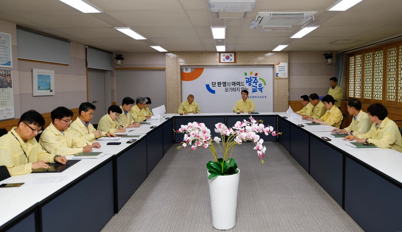 사진설명 = 이정선 광주광역시교육감(가운데 오른쪽)이 10일 본청 상황실에서 진행한 ‘폭염 예방·대응 상황회의’를 진행하고 있다. / 광주광역시교육청 제공