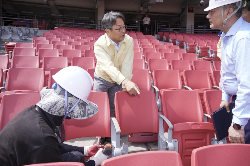 사진설명 = 강기정 광주광역시장이 10일 오전 북구 광주-기아챔피언스필드를 찾아 관람석 교체작업 진행 상황과 근로자들의 폭염대응 실태를 점검하고 있다./광주광역시 제공