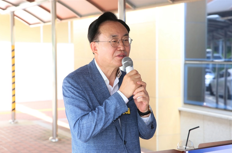 사진설명 = 나주시가 나주시장애인연합회관에서 특별교통수단(장애인콜택시) 전달식을 개최했다. (사진제공-나주시)
