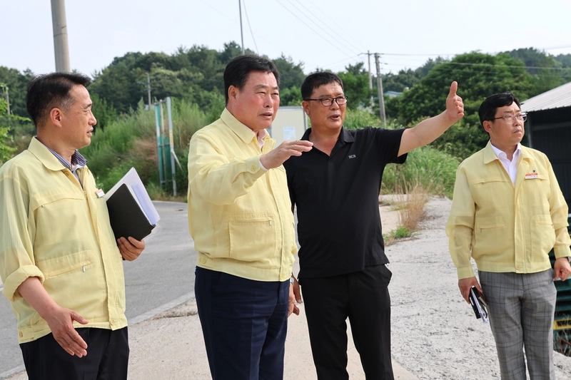 사진설명 = 한우 사육농가를 방문해 이야기를 나눈 김산 군수