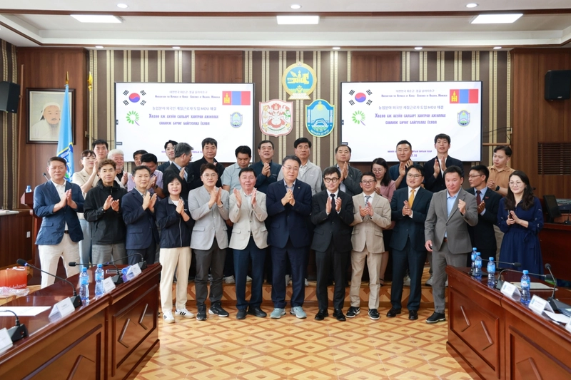 사진설명 = 구복규 화순군수, 나얀바야르 다시제브 날라이흐구청장, 오형열 의장, 류영길 부의장, 화순군청, 화순군의회, 농협, 날라이흐구청 관계자 업무협약 단체사진