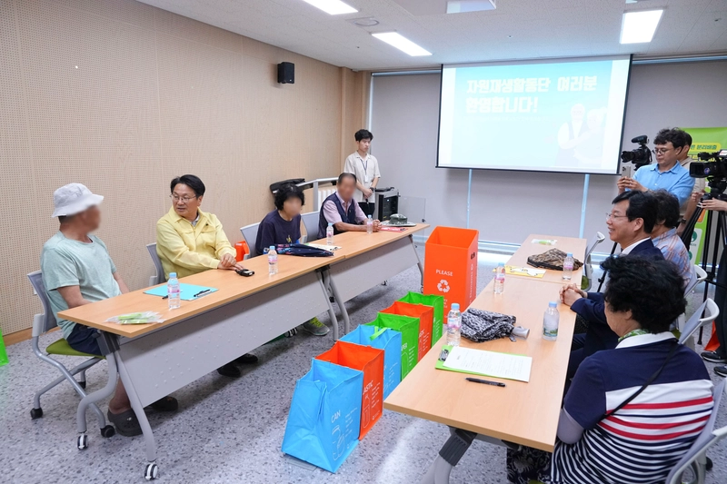 사진 = 강기정 광주광역시장이 2024년 8월1일 오후 광산구 송정1동행정복지센터를 찾아 송정1동 자원재생활동단 어르신들과 대화를 나누고 있다./광주광역시 제공