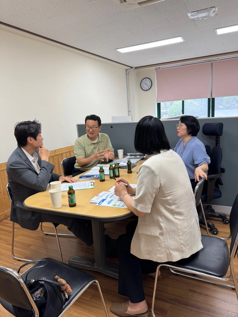 사진설명 = 광주시교육청이 14일 광주제석초에서 실시한 늘봄학교 현장점검에서 담당 장학사가 학교 담당자와 늘봄학교 관련된 내용에 대해 점검하고 있다. / 광주광역시교육청 제공