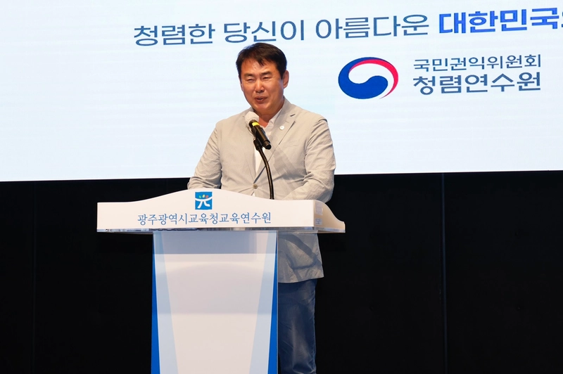사진설명 = 이정선 광주시교육감이 15일 광주시교육청교육연수원 대강당에서 열린한 ‘2025년 청렴라이브(Live) 교육’에서 인사말을 하고 있다. / 광주시교육청 제공