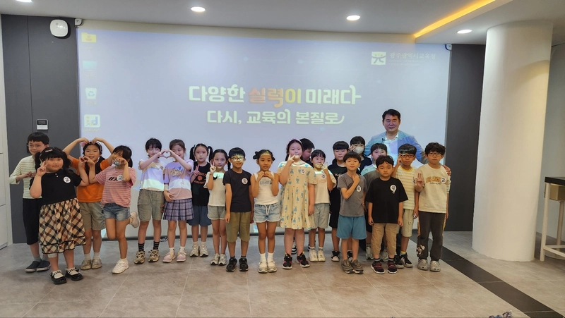사진설명 = 광주시교육청교육연수원, ‘광주형 미래교실 수업혁신 포럼’ 아이들과 함께하는 이정선 광주시교육감1