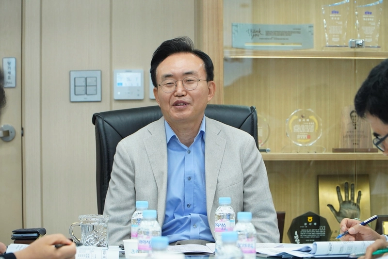 사진설명 = 윤병태 시장이 혁신도시 복합시설 추진상황 보고회를 주재하고 있다. (사진제공-나주시)