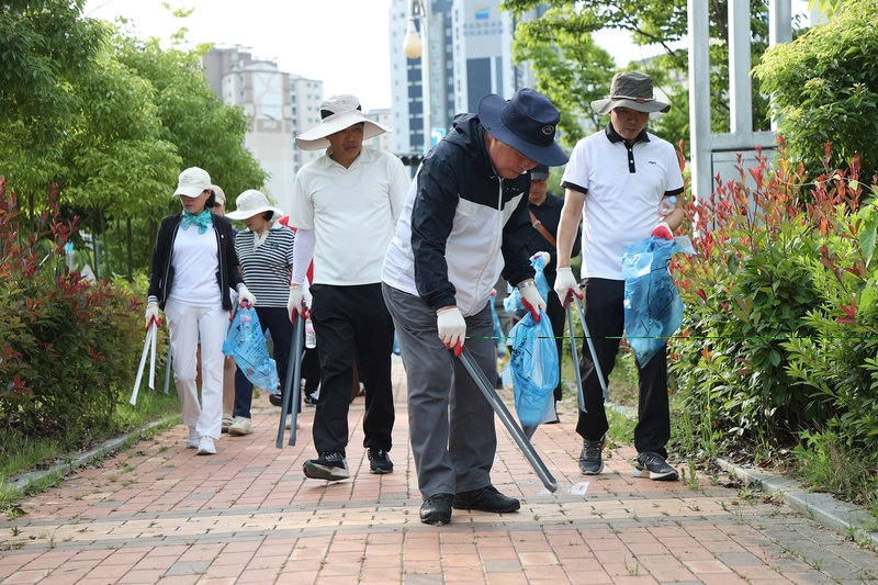 사진설명 = 함께 걸으며 환경정화활동 중인 김산 군수와 ‘워커블삼향’ 회원들
