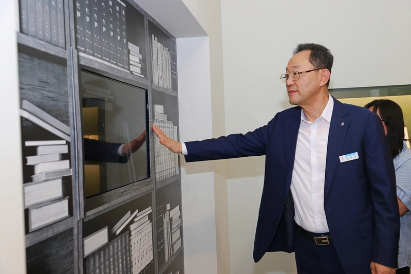 사진설명 = 땅끝순례문학관 재개관 (명현관 군수 전시관람)