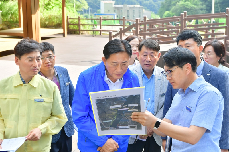 사진설명 = 현장점검 중인 김한종 장성군수(중앙)