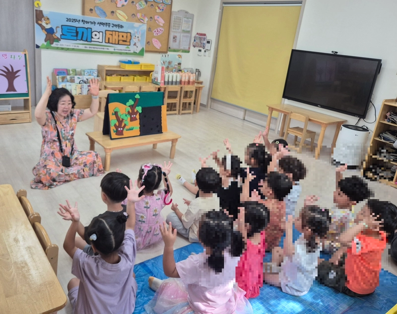 사진설명 = 「토끼의 재판」 구연동화를 듣고 있는 어린이들