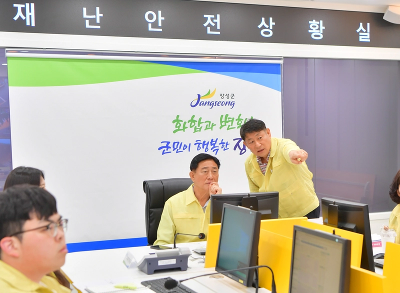 사진설명 = 김한종 장성군수가 17일 재난안전상황실에서 호우상황을 확인하고 있다