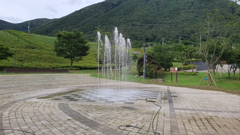 사진설명 = 동구리 호수공원 바닥분수 가동 모습